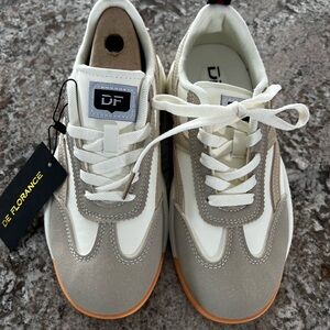 De Florence DF Sneakers • Cream & Taupe • Women’s US 7 • NWT